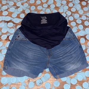 Maternity shorts 🤍